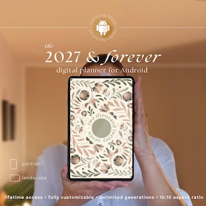 Op de afbeelding: Een digitale tablet met een planner-omslag op een crèmekleurige achtergrond, bloemmotieven in saliegroen en gedempt roze, en een centrale cirkel met de tekst two thousand twenty-seven. Het scherm toont de tekst the 2027 & forever digital planner for Android.