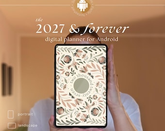 Könnte beinhalten: Ein digitales Tablet mit einem Planer-Cover auf cremefarbenem Hintergrund, floralen Mustern in Salbeigrün und gedecktem Rosa sowie einem zentralen Kreis mit dem Text two thousand twenty-seven. Der Bildschirm zeigt den Text the 2027 & forever digital planner for Android.