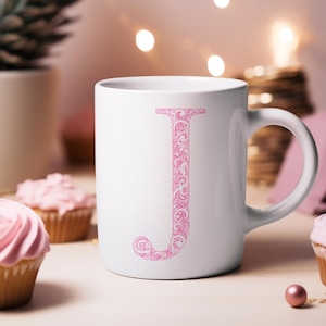 Caneca personalizada com inicial rosa – Caneca com monograma personalizado – Presente para ela, madrinha, irmã ou melhor amiga – Caneca de café de cerâmica elegante