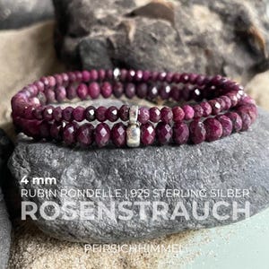 Op de afbeelding: Twee armbanden met robijn rondelles, elk met kralen van 4 mm, worden getoond op een grijze steen. De armbanden zijn dieprood en worden verbonden door een kleine zilveren sluiting. De tekst op de afbeelding luidt "RUBIN RONDELLE | 925 STERLING SILBER" en "ROSENSTRAUCH".
