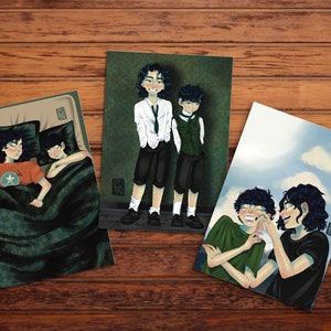 Può includere: Tre diverse illustrazioni di due persone. La prima immagine mostra due persone che dormono in un letto con una coperta a motivi verdi e neri. La seconda immagine mostra due persone in piedi davanti a un muro verde. La terza immagine mostra due persone che ridono insieme davanti a un cielo blu con nuvole bianche.