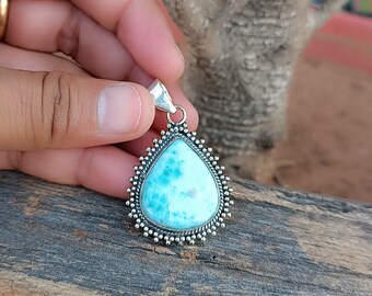 Handgemachter Larimar Anhänger: Boho Schmuck aus 925er Silber