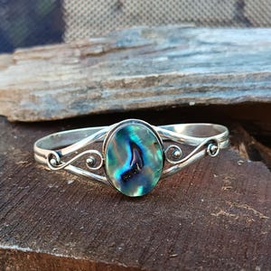 Brazalete artesanal de plata de ley 925 con concha de abulón: ajustable.