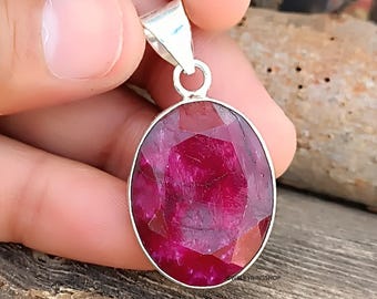 Ciondolo ovale con rubino indiano: minimalista in argento sterling 925