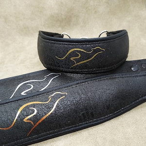 Op de afbeelding: Zwarte leren hondenhalsband met een gouden silhouet van een rennende windhond. De halsband heeft een gespsluiting en is ontworpen voor een kleine hond.