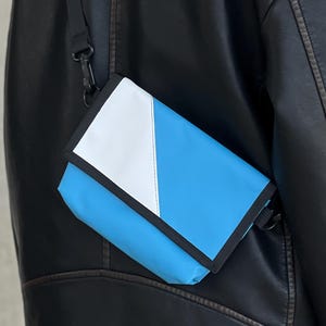 Schultertasche aus LKW Plane, upcycling Bauchtasche, Upcycle Fahrradtasche, Crossbody Bag aus recycelter LKW-Plane, stylische Gürteltasche.