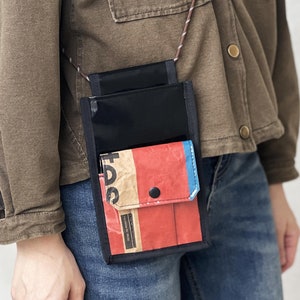 Borsa per cellulare riciclata realizzata con telone di camion e sacchetto di carta, borsa per cellulare da appendere alla spalla, borsa per cellulare con cordino, borsa per cellulare a tracolla, riciclata, vegana