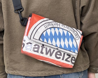 upcycelte Gürteltasche aus Weizensack, Umhängetasche upcycling aus Papiertüten, Bauchtasche recycelt, Crossbody Tasche Unikat aus Bayern