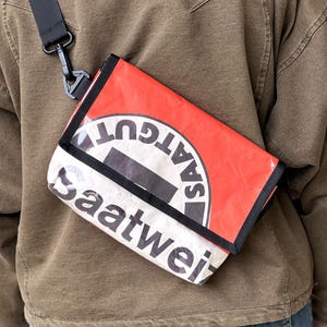 Nerka wykonana z worka na mąkę, torba z recyklingu, ekologiczna i wegańska, ręcznie robiona torba na ramię, prezent dla osób dbających o środowisko, torba na ramię z recyklingu