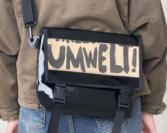 Uniek! Geüpcyclede messengertas gemaakt van vrachtwagenzeil, upcycled schoudertas, crossbody tas gemaakt van vrachtwagenzeil, zwarte gerecyclede koerierstas