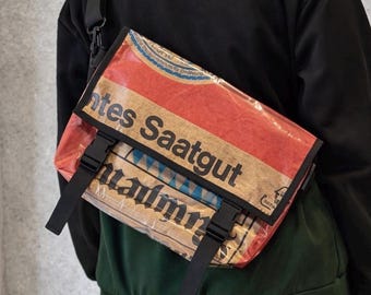 UNICO! Grande borsa a tracolla realizzata con sacchetti di carta riciclati, borsa a spalla upcycled, borsa a messaggero ricavata da sacchi di carta - motivo bavarese
