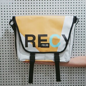 große Kuriertasche aus recycelten Bannern, Umhängetasche upcycling aus Werbebannern, Messenger Tasche upcycelt aus Planen für Laptop, Unikat Muster 2