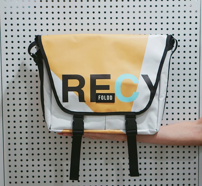 große Kuriertasche aus recycelten Bannern, Umhängetasche upcycling aus Werbebannern, Messenger Tasche upcycelt aus Planen für Laptop, Unikat Muster 2