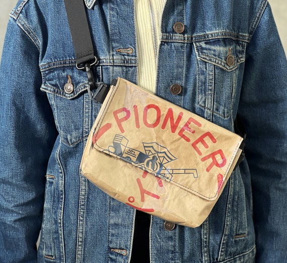 Schultertasche aus upcyceltem Weizensack, upcycling Bauchtasche, Crossbody Bag aus recycelter Papiertüten, Gürteltasche, Umhängetasche