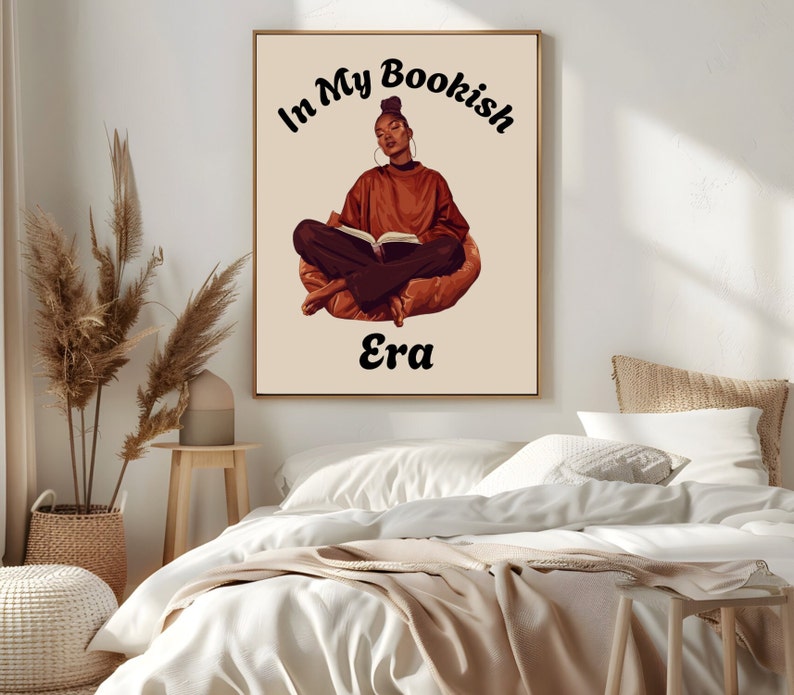 Op de afbeelding: Een digitale illustratie van een vrouw die in een zitzak zit en een boek leest. De tekst "In My Bookish Era" staat boven haar. De achtergrond is lichtbeige.