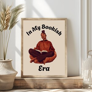 Op de afbeelding: Een digitale illustratie van een vrouw die op een stoel zit en een boek leest. De tekst "In My Bookish Era" is geschreven in een gestileerd lettertype boven haar.