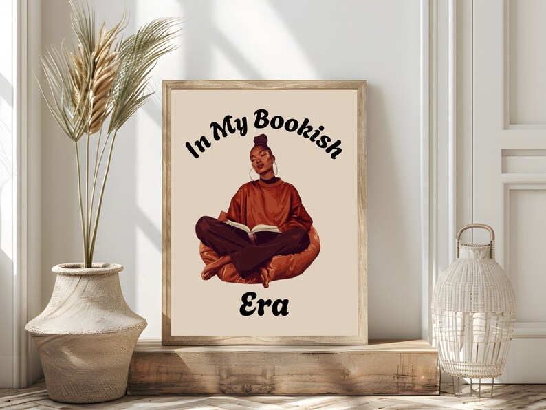 Op de afbeelding: Een digitale illustratie van een vrouw die op een stoel zit en een boek leest. De tekst "In My Bookish Era" is geschreven in een gestileerd lettertype boven haar.