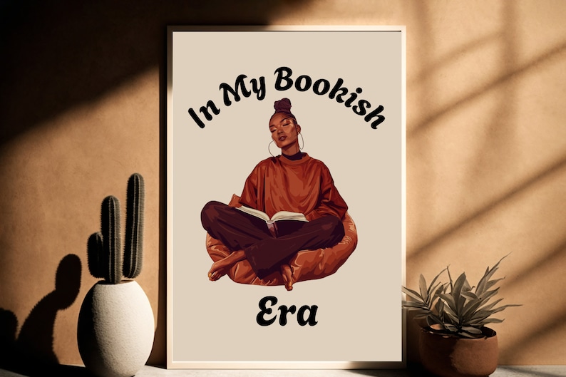 Op de afbeelding: Een digitale illustratie van een vrouw die op een stoel zit en een boek leest. De tekst "In My Bookish Era" staat in een gestileerd lettertype boven haar hoofd.