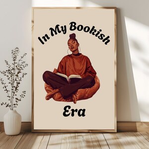 Op de afbeelding: Een digitale illustratie van een vrouw die in een zitzak zit en een boek leest. De tekst "In My Bookish Era" staat in een gestileerd lettertype boven haar.