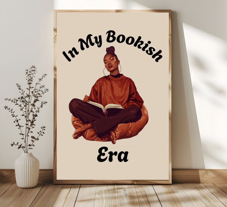Op de afbeelding: Een digitale illustratie van een vrouw die in een zitzak zit en een boek leest. De tekst "In My Bookish Era" staat in een gestileerd lettertype boven haar.