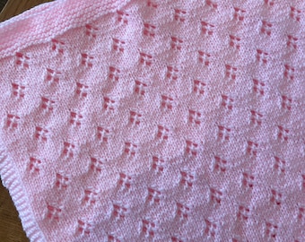 Manta de bebé rosa hecha a mano