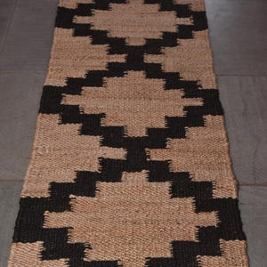 Tapis en jute fait main : nuance noire et blanche, décoration d&#39;intérieur respectueuse de l&#39;environnement