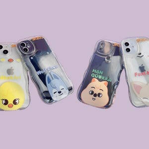 Puede incluir: Cuatro fundas transparentes para tel&eacute;fono con diferentes dise&ntilde;os de animales de dibujos animados. Las fundas presentan un pollito, un zorro, un lobo y una ardilla. Las fundas son todas transparentes y tienen un ligero efecto esmerilado. Las fundas son todas para iPhone.