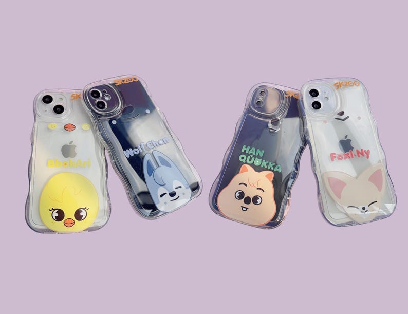 Puede incluir: Cuatro fundas transparentes para tel&eacute;fono con diferentes dise&ntilde;os de animales de dibujos animados. Las fundas presentan un pollito, un zorro, un lobo y una ardilla. Las fundas son todas transparentes y tienen un ligero efecto esmerilado. Las fundas son todas para iPhone.