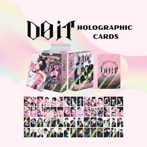 Puede incluir: Juego de cartas holográficas rosas con la palabra "Doit" en una fuente estilizada. La caja y las cartas presentan imágenes de un grupo de personas. El juego incluye 124 cartas. Las palabras "Holographic Cards" están impresas en negro.