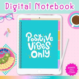 Pode incluir: Um caderno digital num tablet com uma capa azul-turquesa que diz "Positive Vibes Only" em escrita branca. O caderno tem encadernação em espiral e inclui abas coloridas. A imagem também apresenta uma caneta, uma chávena de café e um prato de fruta.