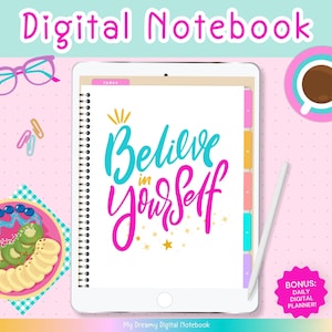 Pode incluir: Um caderno digital exibido em um tablet com as palavras "Believe in Yourself" em azul turquesa e rosa. O caderno tem abas coloridas e uma caneta branca. A imagem também inclui uma xícara de café, óculos e um prato de frutas.