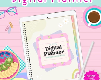 Puede incluir: Un planificador digital en una tableta con el texto "Digital Planner" en rosa. El planificador tiene un diseño rosa y blanco con un tema de fresas. También se ven un lápiz óptico, una taza de café y un plato de fruta.