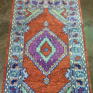 Hand-Knotted Oushak Wool Rug: Vintage Turkish Floral Medallion, 5x8