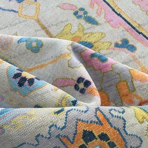 Hand-Knotted Wool Oushak Rug: Turkish Vintage Style, Rich Color