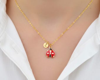 Collana con iniziale a forma di coccinella in smalto: ciondolo personalizzato in acciaio inossidabile