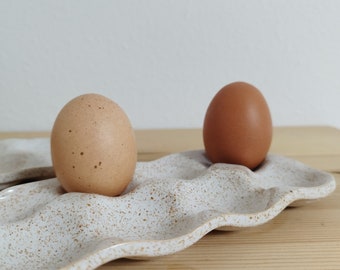 Présentoir à œufs - Céramique de grès blanc - format unique, fait main, couleur blanc moucheté