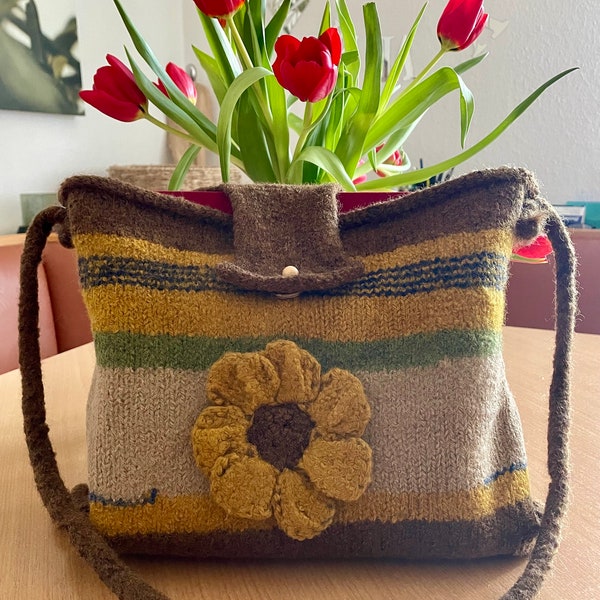 Attraktive Handtasche, gestrickt und gefilzt