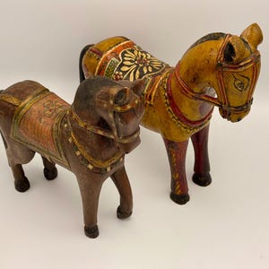 Indiase bruiloftspaarden - Zeldzame vintage houten Rajhastani-paarden