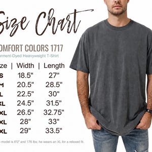 Pu&ograve; includere: Una maglietta Comfort Colors 1717 grigio antracite, pesante. L'immagine include una tabella delle taglie con misure in pollici per le taglie S-4XL. Il modello &egrave; alto 183 cm e pesa 80 kg e indossa una XL per una vestibilit&agrave; rilassata.