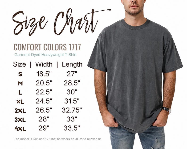 Pu&ograve; includere: Una maglietta Comfort Colors 1717 grigio antracite, pesante. L'immagine include una tabella delle taglie con misure in pollici per le taglie S-4XL. Il modello &egrave; alto 183 cm e pesa 80 kg e indossa una XL per una vestibilit&agrave; rilassata.