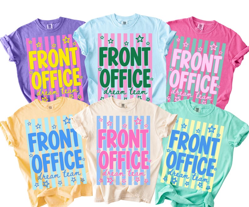 K&ouml;nnte beinhalten: Sechs kurz&auml;rmelige T-Shirts in Lila, Hellblau, Pink, Gelb, Creme und Mintgr&uuml;n. Jedes T-Shirt zeigt eine zentrale Grafik mit vertikalen Streifen, dem Text "FRONT OFFICE" in gro&szlig;en Blockbuchstaben und "dream team" in Schreibschrift.