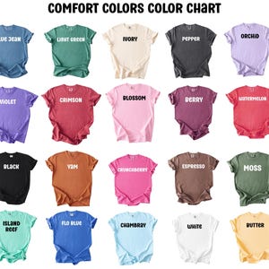 Pu&ograve; includere: Una tabella colori che mostra magliette Comfort Colors in varie tonalit&agrave;. Le magliette sono nei colori blu jeans, verde chiaro, avorio, pepe, orchidea, viola, cremisi, fiore, bacca, anguria, nero, igname, cranberry, espresso, muschio, reef, blu, chambray, bianco e burro.