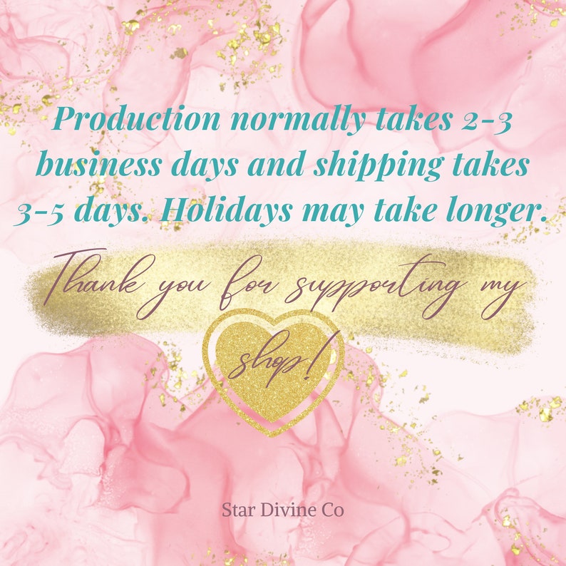 Puede incluir: Un dise&ntilde;o de arte digital en tonos rosa y dorado. La imagen incluye texto: "La producci&oacute;n normalmente tarda de 2 a 3 d&iacute;as h&aacute;biles y el env&iacute;o tarda de 3 a 5 d&iacute;as. Los d&iacute;as festivos pueden tardar m&aacute;s." y "&iexcl;Gracias por apoyar mi tienda!"