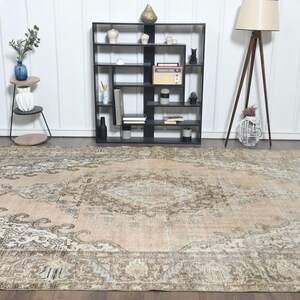 Tappeto anatolico vintage, 9,2 x 12 piedi, in lana turca annodata a mano, con motivo floreale boho nei toni del marrone e beige tenue, tappeto 9x12, ideale per soggiorno in stile rustico. immagine 10