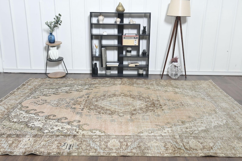 Tappeto anatolico vintage, 9,2 x 12 piedi, in lana turca annodata a mano, con motivo floreale boho nei toni del marrone e beige tenue, tappeto 9x12, ideale per soggiorno in stile rustico. immagine 10