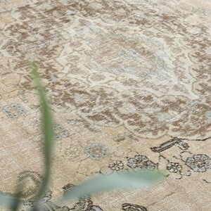Tappeto anatolico vintage, 9,2 x 12 piedi, in lana turca annodata a mano, con motivo floreale boho nei toni del marrone e beige tenue, tappeto 9x12, ideale per soggiorno in stile rustico. immagine 4