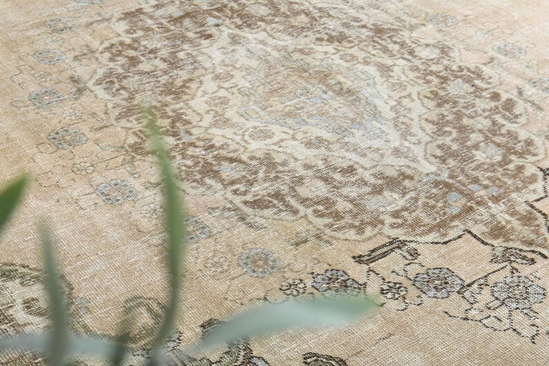 Tappeto anatolico vintage, 9,2 x 12 piedi, in lana turca annodata a mano, con motivo floreale boho nei toni del marrone e beige tenue, tappeto 9x12, ideale per soggiorno in stile rustico. immagine 4