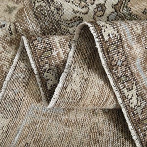 Tappeto anatolico vintage, 9,2 x 12 piedi, in lana turca annodata a mano, con motivo floreale boho nei toni del marrone e beige tenue, tappeto 9x12, ideale per soggiorno in stile rustico. immagine 1