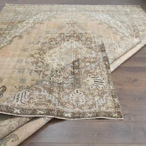 Tappeto anatolico vintage, 9,2 x 12 piedi, in lana turca annodata a mano, con motivo floreale boho nei toni del marrone e beige tenue, tappeto 9x12, ideale per soggiorno in stile rustico. immagine 6