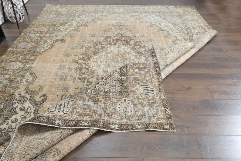 Tappeto anatolico vintage, 9,2 x 12 piedi, in lana turca annodata a mano, con motivo floreale boho nei toni del marrone e beige tenue, tappeto 9x12, ideale per soggiorno in stile rustico. immagine 6